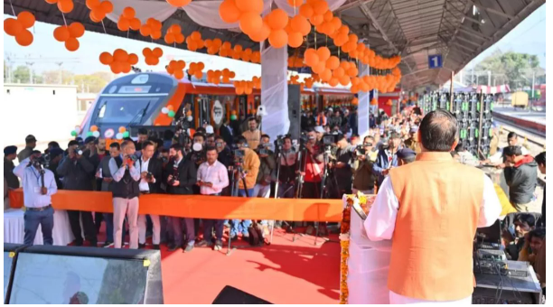 PM मोदी ने लखनऊ-देहरादून के बीच नई वंदे भारत ट्रेन का किया शुभारंभ PM मोदी ने लखनऊ-देहरादून के बीच नई वंदे भारत ट्रेन का किया शुभारंभ