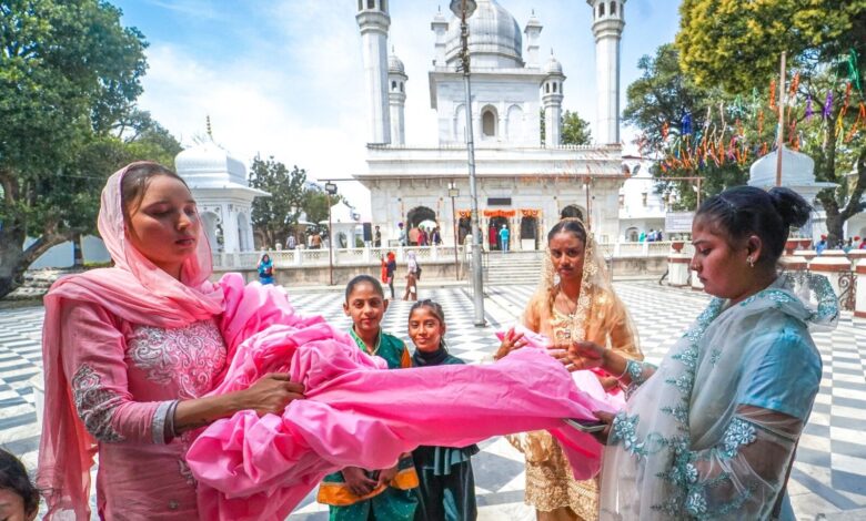 सजने लगा श्री दरबार साहिब, बढ़ने लगी रौनक सजने लगा श्री दरबार साहिब, बढ़ने लगी रौनक
