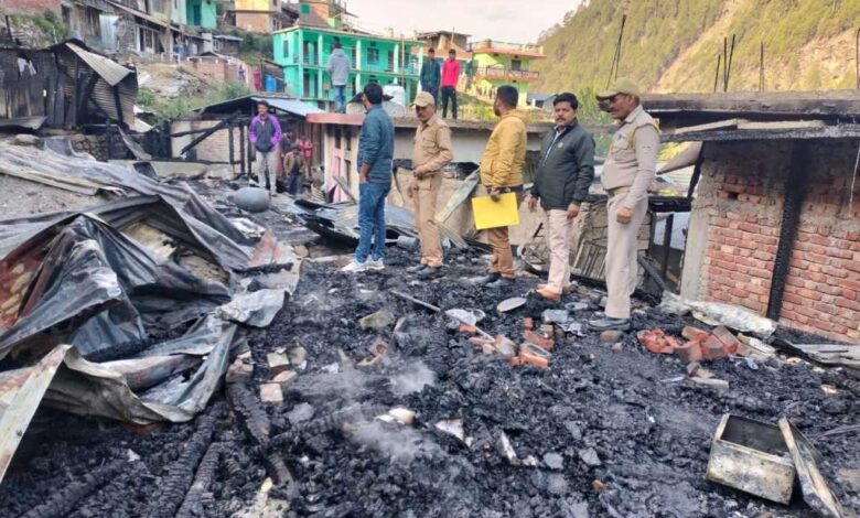 Uttarakhand: नैटवाड़ कस्बे में देर रात गैस सिलिंडर में आग लगने से चार घर जलकर हो गये खाक Uttarakhand: नैटवाड़ कस्बे में देर रात गैस सिलिंडर में आग लगने से चार घर जलकर हो गये खाक