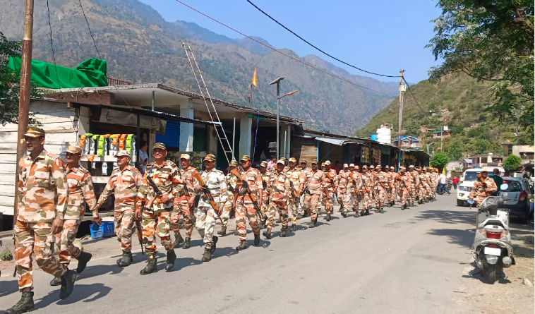 देहरादून पुलिस व अर्द्धसैनिक बलों ने किया फ्लैग मार्च देहरादून पुलिस व अर्द्धसैनिक बलों ने किया फ्लैग मार्च