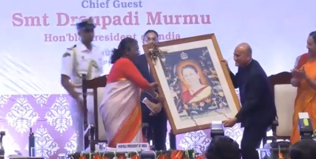 इंदिरा गांधी राष्ट्रीय वन अकादमी के दीक्षांत समारोह में पहुंची राष्ट्रपति। इंदिरा गांधी राष्ट्रीय वन अकादमी के दीक्षांत समारोह में पहुंची राष्ट्रपति।