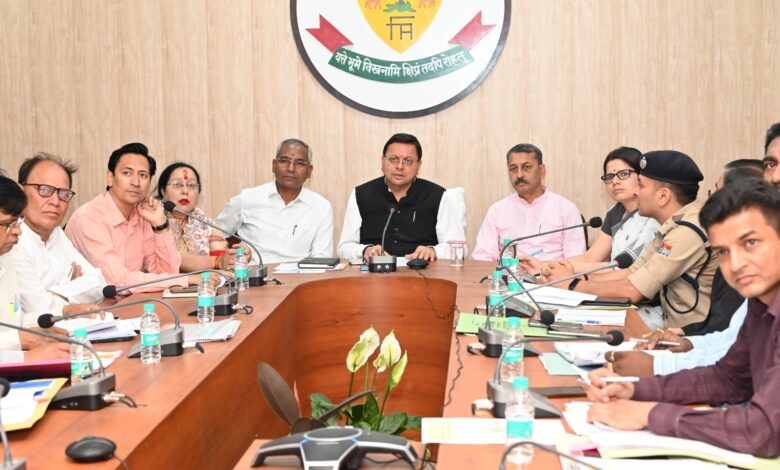 सीएम ने लगाई वनाधिकारियों के अवकाश पर रोक सीएम ने लगाई वनाधिकारियों के अवकाश पर रोक