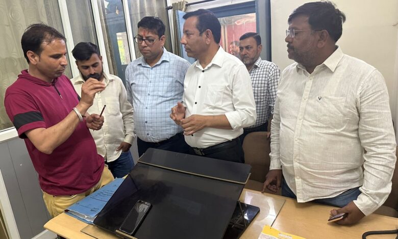 प्रत्येक व्यक्ति का नाम मतदाता सूची में चढवाने के लिए कांग्रेस संकल्परत : नवीन जोशी प्रत्येक व्यक्ति का नाम मतदाता सूची में चढवाने के लिए कांग्रेस संकल्परत : नवीन जोशी