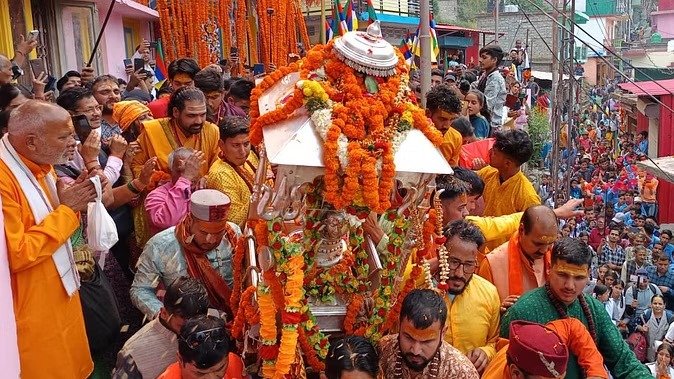 गर्भ गृह से बाहर लाई गई बाबा केदार की डोली गर्भ गृह से बाहर लाई गई बाबा केदार की डोली
