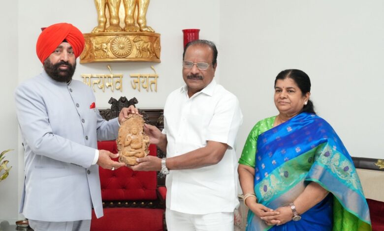 राज्यपाल ने किया इंद्रेसन रेड्डी का स्वागत राज्यपाल ने किया इंद्रेसन रेड्डी का स्वागत