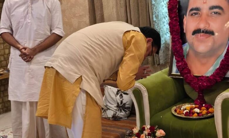सीएम ने दी पुष्प अर्पित कर गहतोड़ी को श्रद्धांजलि सीएम ने दी पुष्प अर्पित कर गहतोड़ी को श्रद्धांजलि