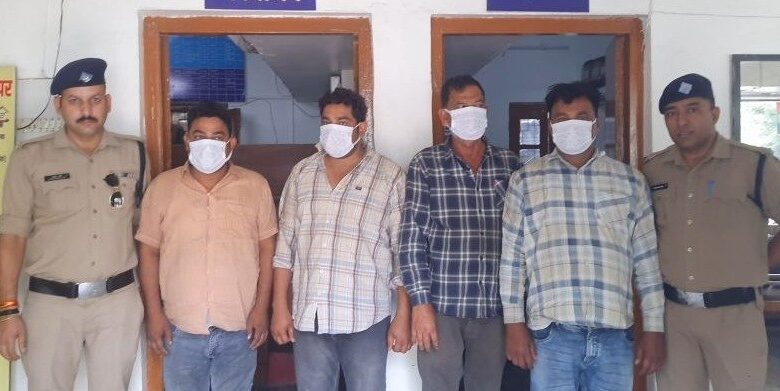 अंतर्राज्यीय जेबकतरा गिरोह के चार सदस्य पुलिस गिरफत में अंतर्राज्यीय जेबकतरा गिरोह के चार सदस्य पुलिस गिरफत में