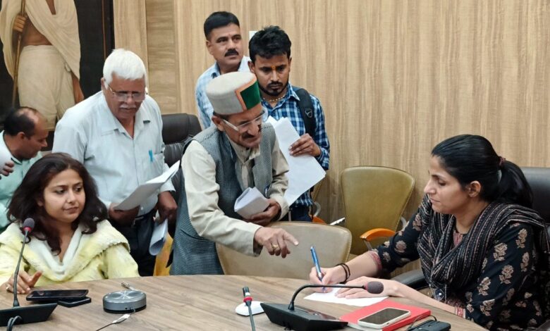 जिलाधिकारी ने सुनी जनमानस की समस्याएं जिलाधिकारी ने सुनी जनमानस की समस्याएं