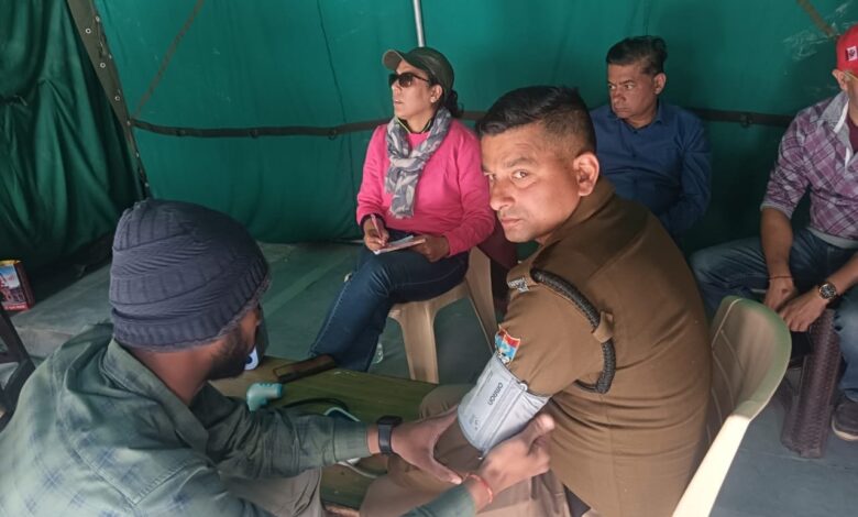 जवानों के लिये श्री बद्रीनाथ में निशुल्क स्वास्थ्य शिविर आयोजित जवानों के लिये श्री बद्रीनाथ में निशुल्क स्वास्थ्य शिविर आयोजित