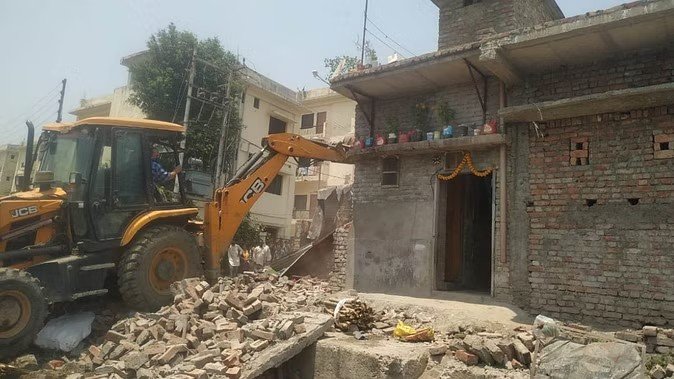 अतिक्रमण हटाने की कार्रवाई से मचा हड़कंप अतिक्रमण हटाने की कार्रवाई से मचा हड़कंप