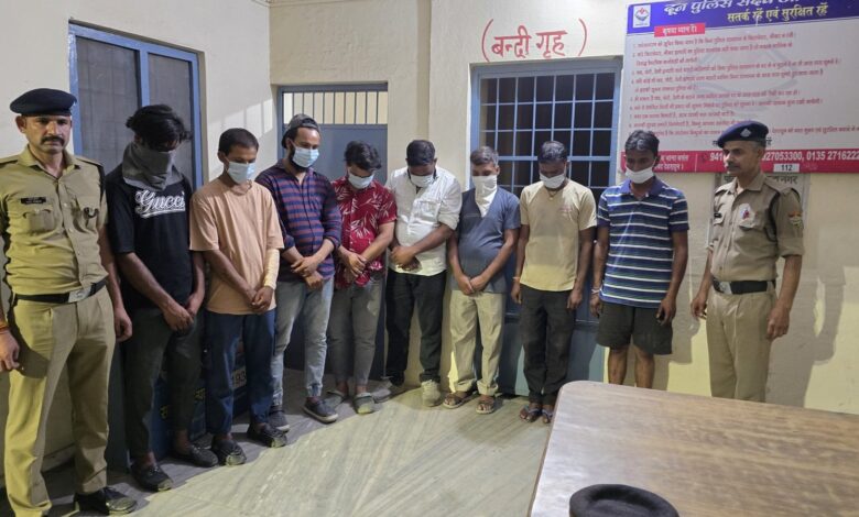 सड़क पर गुंडई दिखाना युवकों को पड़ा भारी सड़क पर गुंडई दिखाना युवकों को पड़ा भारी