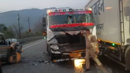 ट्रक-सूमो की आमने-सामने टक्कर, 10 घायल ट्रक-सूमो की आमने-सामने टक्कर, 10 घायल