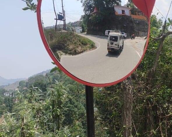 यातायात पुलिस ने ब्लाइंड टर्न मोड़ों पर लगाये कॉन्वेक्स मिरर यातायात पुलिस ने ब्लाइंड टर्न मोड़ों पर लगाये कॉन्वेक्स मिरर