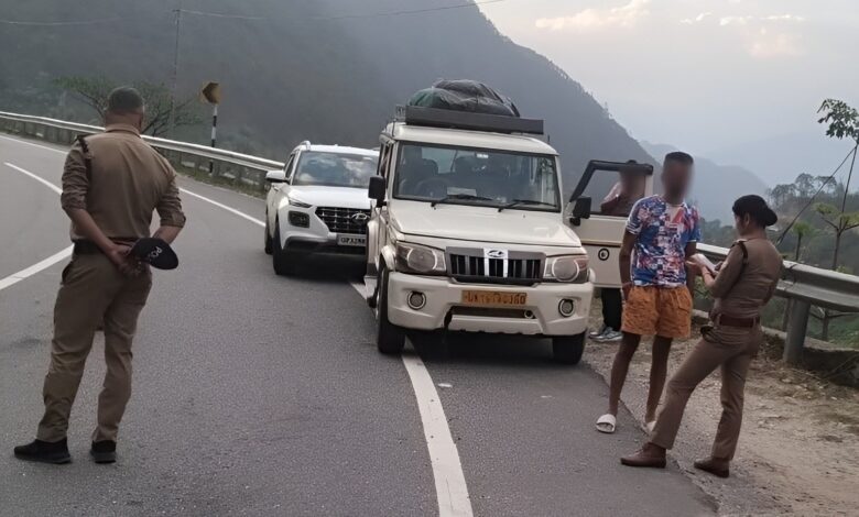 पुलिस ने चलाया विशेष चेकिंग अभियान पुलिस ने चलाया विशेष चेकिंग अभियान