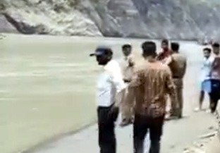 उत्तराखंड राज्य में बड़ा सड़क हादसा : अलकनंदा नदी में समाया टेम्पो ट्रैवलर