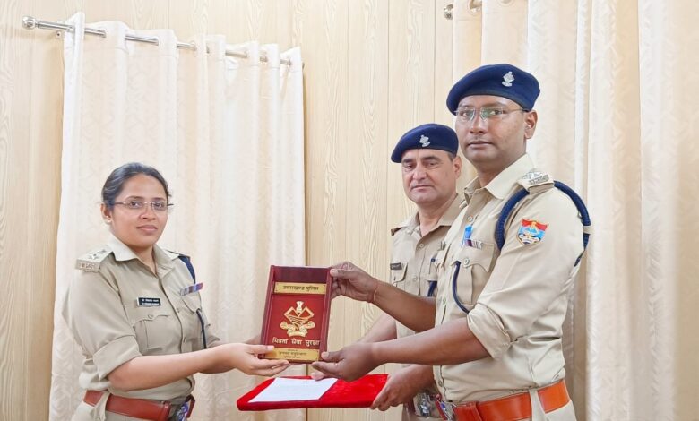 एसपी ने किया पुलिस उपाधीक्षक को सम्मानित एसपी ने किया पुलिस उपाधीक्षक को सम्मानित
