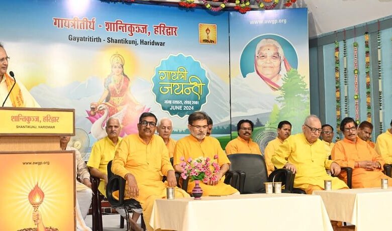 अखण्ड जप के साथ दो दिवसीय गंगा दशहरा-गायत्री जयंती महापर्व का शुभारंभ अखण्ड जप के साथ दो दिवसीय गंगा दशहरा-गायत्री जयंती महापर्व का शुभारंभ