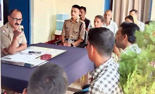 कर्णप्रयाग पुलिस ने लगाई चौपाल कर्णप्रयाग पुलिस ने लगाई चौपाल