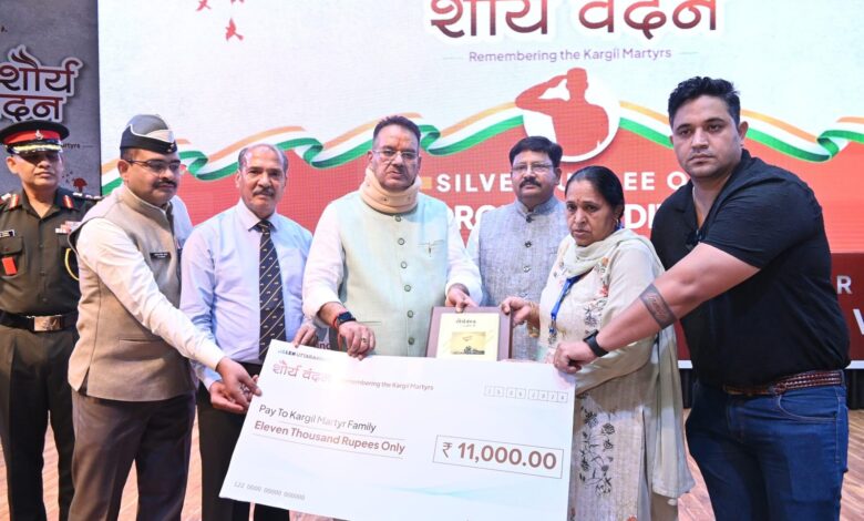 मंत्री ने किया कारगिल शहीद जवानों की वीरांगनाओं को सम्मानित मंत्री ने किया कारगिल शहीद जवानों की वीरांगनाओं को सम्मानित