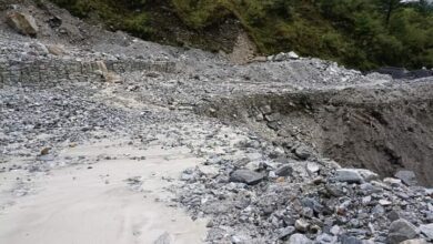 बद्रीनाथ राष्ट्रीय राजमार्ग मलबा आने के कारण अवरुद्ध
