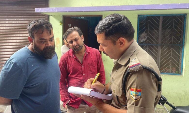 व्यापक स्तर पर चला दून पुलिस का सत्यापन अभियान व्यापक स्तर पर चला दून पुलिस का सत्यापन अभियान