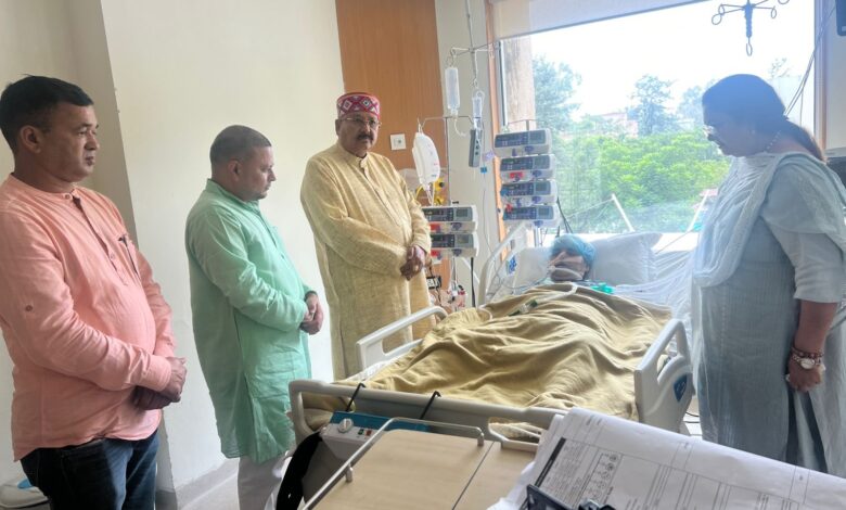 महाराज ने अस्पताल पहुंचकर केदारनाथ विधायक का हालचाल जाना महाराज ने अस्पताल पहुंचकर केदारनाथ विधायक का हालचाल जाना