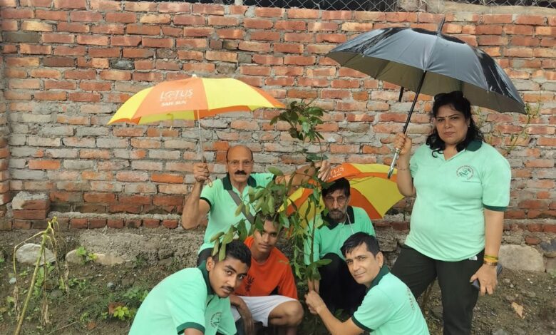क्लीन एंड ग्रीन एनवायरनमेंट समिति ने चलाया वृक्षारोपण अभियान क्लीन एंड ग्रीन एनवायरनमेंट समिति ने चलाया वृक्षारोपण अभियान