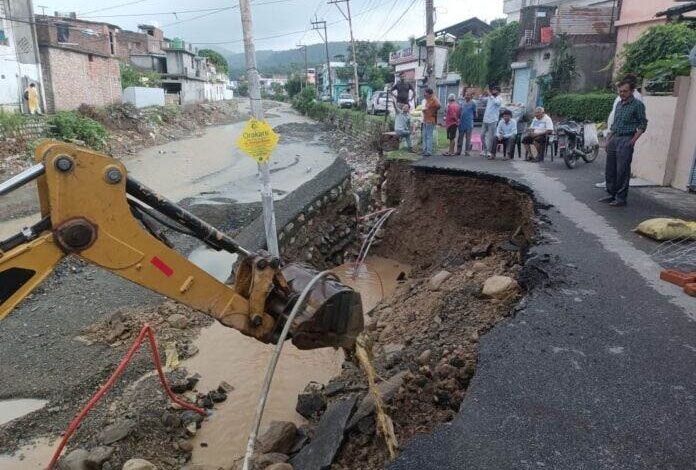 भारी बारिश के कारण नदी—नालोें में आया उफान, जनजीवन प्रभावित भारी बारिश के कारण नदी—नालोें में आया उफान, जनजीवन प्रभावित
