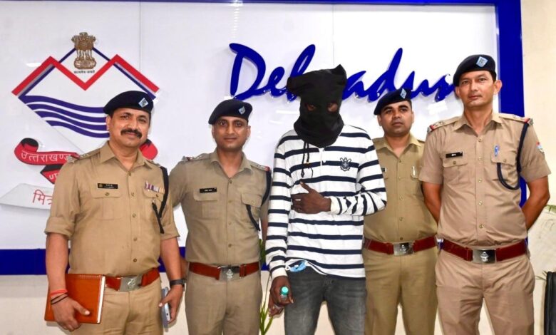 कोबरा गैंग के शातिर विदेशी पैडलर को दून पुलिस ने किया गिरफ्तार कोबरा गैंग के शातिर विदेशी पैडलर को दून पुलिस ने किया गिरफ्तार