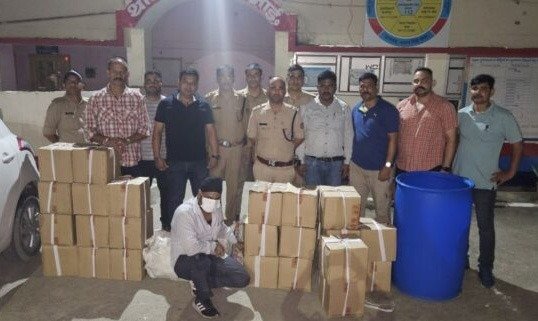 नकली शराब बनाने की फैक्ट्री का भंडाफोड़, एक गिरफ्तार, एक फरार नकली शराब बनाने की फैक्ट्री का भंडाफोड़, एक गिरफ्तार, एक फरार