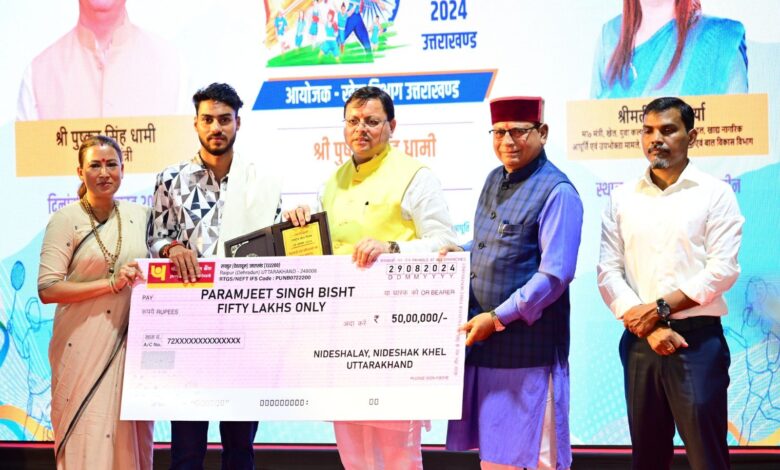 खिलाड़ियों को सीएम ने प्रदान किए 50-50 लाख की धनराशि के चेक खिलाड़ियों को सीएम ने प्रदान किए 50-50 लाख की धनराशि के चेक