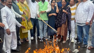 राहुल के विरुद्ध हिंसक बयान, कांग्रेस कार्यकर्ताओं ने फूंका पुतला