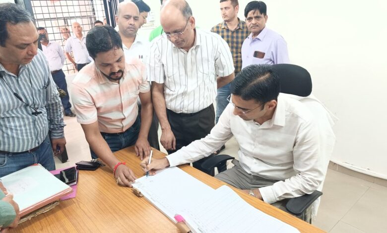 नव नियुक्त जिलाधिकारी ने ग्रहण किया पदभार नव नियुक्त जिलाधिकारी ने ग्रहण किया पदभार