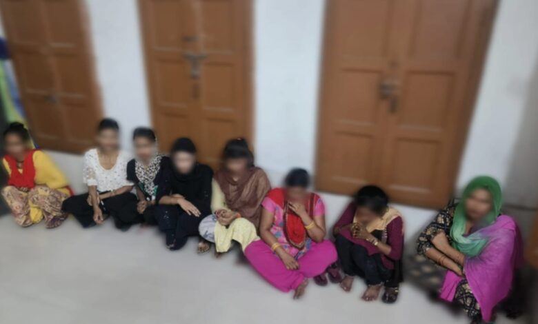 अश्लील हरकतें करने वाली 08 महिलाओ को दून पुलिस ने किया गिरफ्तार अश्लील हरकतें करने वाली 08 महिलाओ को दून पुलिस ने किया गिरफ्तार