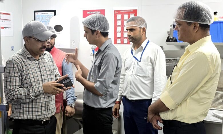 देहरादून में नामी खाद्य प्रतिष्ठानों पर छापेमारी देहरादून में नामी खाद्य प्रतिष्ठानों पर छापेमारी