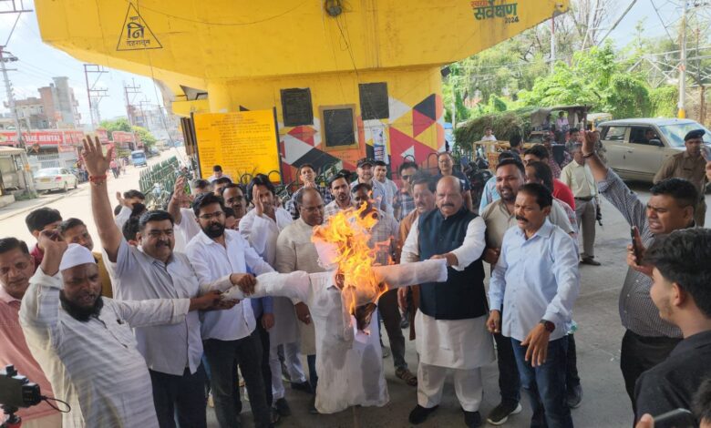 भाजपा नेताओं का पुतला दहन भाजपा नेताओं का पुतला दहन