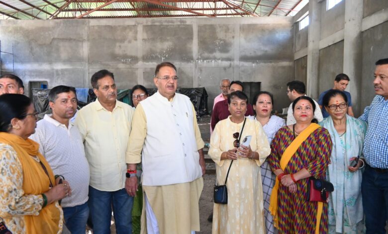 निर्माणाधीन सामुदायिक भवन का निरीक्षण निर्माणाधीन सामुदायिक भवन का निरीक्षण