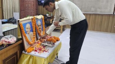 जिलाधिकारी ने किये महात्मा गांधी एवं लाल बहादुर शास्त्री के चित्रों पर पुष्प अर्पित