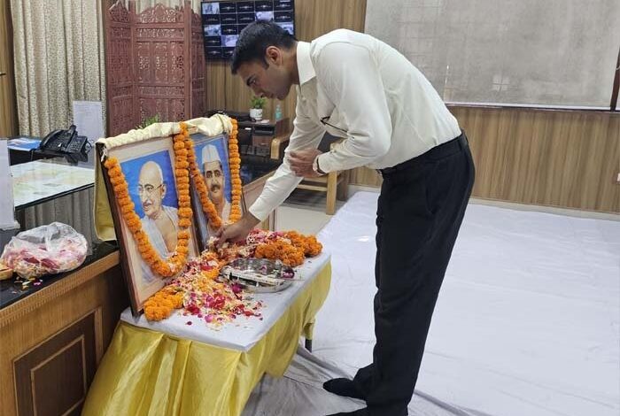 जिलाधिकारी ने किये महात्मा गांधी एवं लाल बहादुर शास्त्री के चित्रों पर पुष्प अर्पित जिलाधिकारी ने किये महात्मा गांधी एवं लाल बहादुर शास्त्री के चित्रों पर पुष्प अर्पित