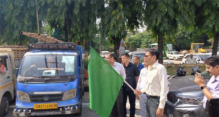 काम मे लापरवाही बरतने पर होगी कार्यवाही : डीएम काम मे लापरवाही बरतने पर होगी कार्यवाही : डीएम