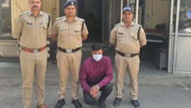 प्रोफेसर को किया छेडछाड के आरोप में गिरफ्तार