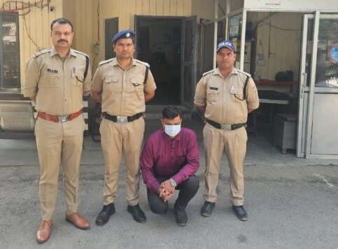प्रोफेसर को किया छेडछाड के आरोप में गिरफ्तार प्रोफेसर को किया छेडछाड के आरोप में गिरफ्तार