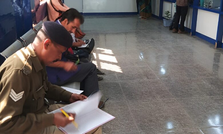 चमोली पुलिस ने चलाया बैकों में चेकिंग अभियान चमोली पुलिस ने चलाया बैकों में चेकिंग अभियान