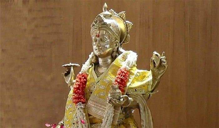 धन्वंतरि को आयुर्वेद का देवता और देवताओं का चिकित्सक माना गया धन्वंतरि को आयुर्वेद का देवता और देवताओं का चिकित्सक माना गया