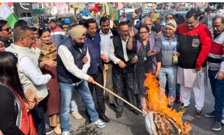 कांग्रेस ने फूंका मोदी सरकार का पुतला कांग्रेस ने फूंका मोदी सरकार का पुतला
