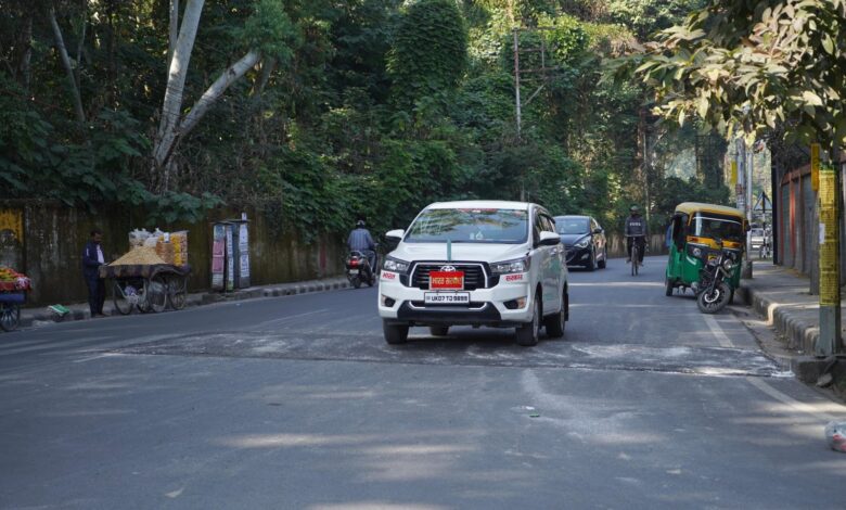 डीएम के निर्देश के बाद रफ्तार से आने वाली गाड़ियों पर लग रही है ब्रेक डीएम के निर्देश के बाद रफ्तार से आने वाली गाड़ियों पर लग रही है ब्रेक