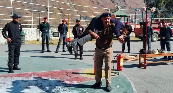 सुरक्षित भविष्य की ओर एक कदम सुरक्षित भविष्य की ओर एक कदम