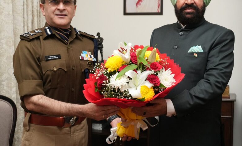 नवनियुक्त डीजीपी ने की राज्यपाल से मुलाकात नवनियुक्त डीजीपी ने की राज्यपाल से मुलाकात