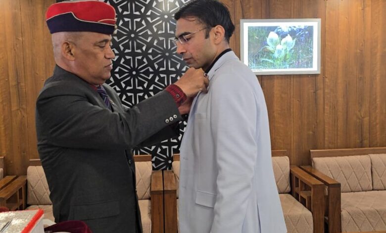 जिलाधिकारी को किया सशस्त्र सेवा झंडा भेंट जिलाधिकारी को किया सशस्त्र सेवा झंडा भेंट