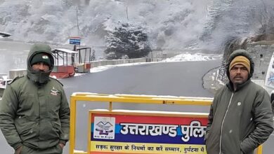 विपरीत परिस्थितियों में भी अपनी ड्यूटी पर अडिग पुलिस के जवान